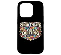 Carcasa para iPhone 15 Pro Sorry I'm Late I Was Quilting Funny Quilter Broma Humor Cita