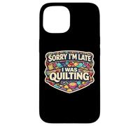 Carcasa para iPhone 15 Sorry I'm Late I Was Quilting Funny Quilter Broma Humor Cita