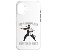 Carcasa para iPhone 16 Ninja con Gato Cuando Alguien Dice Que Odia a los Gatos
