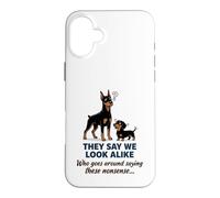 Carcasa para iPhone 16 Plus Doberman y Dachshund They Say We Look Alike Funny Dog Art