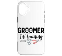 Carcasa para iPhone 16 Plus Groomer In Training Dog Groomer Principiante Peluquería de Mascotas