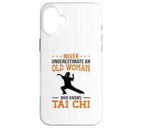 Carcasa para iPhone 16 Plus Nunca Subestimes a una anciana Que Conoce la Lucha de Tai Chi