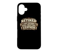 Carcasa para iPhone 16 Plus Retired Not Expired Still Crafting Leather Worker Gift