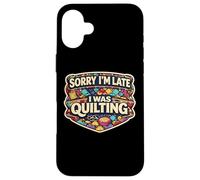 Carcasa para iPhone 16 Plus Sorry I'm Late I Was Quilting Funny Quilter Broma Humor Cita