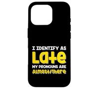 Carcasa para iPhone 16 Pro Cita Divertida I Identify As Late My Pronombres Are Almost There