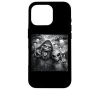 Carcasa para iPhone 16 Pro Funny Alien and Bigfoot Selfie UFO Rock on Sign Sasquatch