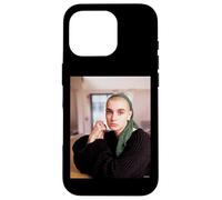 Carcasa para iPhone 16 Pro Retrato de Sinéad O'Connor Nothing Compares 2 U por AJ Barratt
