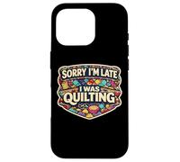 Carcasa para iPhone 16 Pro Sorry I'm Late I Was Quilting Funny Quilter Broma Humor Cita