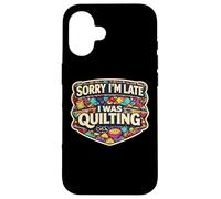 Carcasa para iPhone 16 Sorry I'm Late I Was Quilting Funny Quilter Broma Humor Cita