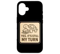 Carcasa para iPhone 16 Yes It's Still My Turn Funny Slow Turtle Jugando Juegos de Mesa