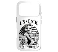 Carcasa para iPhone 17 Pro In Ink We Trust Funny Tatuado Tatuado Lincoln Tattoo Bandera de Estados Unidos