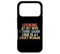 Carcasa para iPhone 17 Pro Looking At My Wife I Think Damn She Is A Lucky Woman
