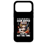 Carcasa para iPhone 17 Pro MAX Gato cosiendo «You See Me with a Seas Ripper», Ahora no es el Momento