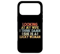 Carcasa para iPhone 17 Pro MAX Looking At My Wife I Think Damn She Is A Lucky Woman