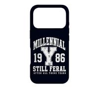 Carcasa para iPhone 17 Pro Millennial Still Feral 1986 Funny Gen Y Retro Cita