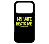 Carcasa para iPhone 17 Pro My Wife Beats Me… at Board Games - Funny Couples Humor Tees