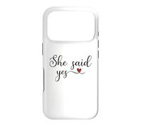 Carcasa para iPhone 17 Pro Regalo tipográfico de corazón con Texto en inglés She Said Yes
