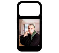Carcasa para iPhone 17 Pro Retrato de Sinéad O'Connor Nothing Compares 2 U por AJ Barratt