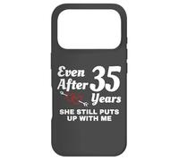 Carcasa para iPhone 17 Pro She Still Puts Up with Me 35 Aniversario de Bodas