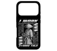 Carcasa para iPhone 17 Pro Yo Trabajo Mientras Otros Hablan Samurai Silent Grind Samurai Cita