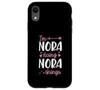 Carcasa para iPhone XR Soy Nora Doing Nora Things Nombre Personalizado