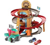 Cars Radiador Springs Pista de carreras de coches de juguete, incluye 2 vehículos personaje, regalo para niños +3 años (Mattel GTK90)
