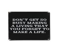 Cartel de metal con texto en inglés "Don't Get So Busy Making A Living That You Forget To Make A Life"