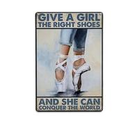 Cartel de metal divertido con texto en inglés "Give The Girl The Right Shoes She Can Conquer The World", estilo vintage, para jardín, dormitorio, cafetería, bar, cueva de hombre, decoración de pared