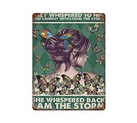 Cartel de metal retro de estaño, póster novedoso, pintura de hierro, susurró a ella no puede soportar la tormenta que susurró de vuelta I Am The Storm, placas de decoración de pared, tamaño 5.5 x 8