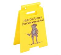 Cartel humorístico de escritorio Hold On I'm Overstimulated para compañeros de trabajo de oficina, divertido recordatorio de estación de trabajo de plástico con diseño de rana, amarillo Home & GA (S)