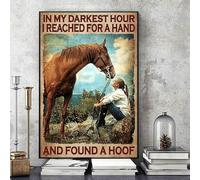 Carteles Metal En mi hora más oscura, busqué una mano y encontré un casco. Cartel Disuasorio Vintage Placa Metal para Oficina Sala de Estar Decoración S