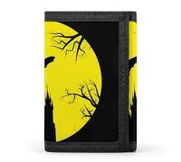 Cartera triple con diseño de murciélagos voladores y árboles de Halloween bajo una luna llena amarilla sobre fondo negro. Elegante monedero con llavero, tarjetero para tarjetas de crédito, recibos, fa