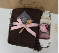 CASTATEO Cómoda cesta de regalo con manta, decoraciones, muñeca de punto y artículos de cuidado para regalo, cumpleaños, día de la madre, día del padre (gris y azul marino)