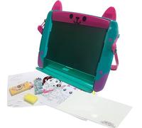 Cefa Toys - Caballete Artístico 4 en 1 La Casa de Muñecas de Gabby, Tiene 2 Caras, Incluye Tizas, Crayones, 4 Pósters para Colorear y Un Asa para Transportar, Apto para Niños a Partir de 3 Años