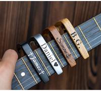 Cejilla de guitarra personalizada con púas, cejilla de guitarra para guitarras acústicas y eléctricas. Cejilla grabada única para músico (madera clara)