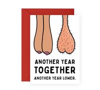 CENTRAL 23 Divertida tarjeta de aniversario - Another Year Together Lower - humor peculiar - para marido, esposa, novio, novia, pareja - broma tonta, notas románticas de amor - viene con calcomanías