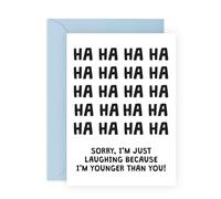 Central 23 Divertida tarjeta de cumpleaños, diseño de broma con texto en inglés "Sorry I'm Just Laughing Because I'm Younger Than You", humor para hermano, hermana, hermanos, amigos, mujeres, viene