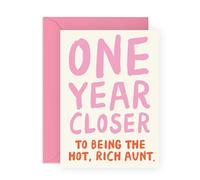 CENTRAL 23 Tarjeta de felicitación de cumpleaños para tía, un año más cerca de ser la tía rica y caliente, divertida tarjeta de cumpleaños para hermana, mejor amiga, tía, familia, ella, viene con