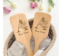 Cepillo de pelo de bambú personalizado para el crecimiento del cabello, 26 letras florales grabadas, cerdas de bambú natural, cepillo de madera para masajear el cuero cabelludo, para el día de la