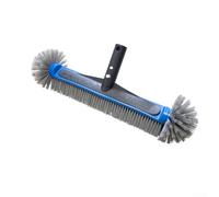 Cepillo ligero de limpieza de piscina diseñado para un fácil acceso en espacios reducidos de tu piscina