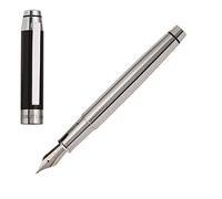 Cerruti 1881: Pluma estilográfica HERITAGE negra. Bolígrafo con detalles metálicos sutiles y acabados en negro. Pluma con punta de talla M.
