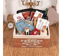 Cesta de Navidad - Lote 355-25 / con vino tinto de montaña, ibéricos, queso curado, pasta italiana, ventresca Ortiz y dulces artesanos en cajón rústico de nogal