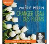 Changer l'eau des fleurs