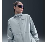 Chaqueta con capucha de fútbol en tejido Woven Nike FC Barcelona Essential Repel - Mujer - Gris M (EU 40-42)