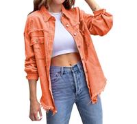 Chaqueta vaquera de mujer con bajo deshilachado y corte holgado.