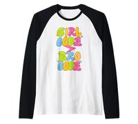 Chica que codifica más que Bro Code Funny Tech Cita Camiseta Manga Raglan