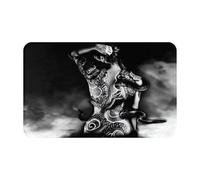 Chica Yakuza con tatuaje de una serpiente del clan Sinoby sentada sobre una piedra en la entrada. Alfombra de entrada, felpudo, tapete para cocina o dormitorio. Decoración de 49 x 80 cm (19,3 x 31,5 p