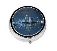 Chicago Reflected Este pequeño pastillero redondo impreso es un organizador portátil de pastillas y vitaminas perfecto para bolsillos, bolsos y viajes.