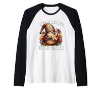 Chihuahua Grandpa Life Is Better In The Garden For Dog Dad Camiseta Manga Raglan