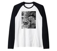 Chill Capybara Sunglasses Tropical Pond Minimalist Animal Camiseta Manga Raglan